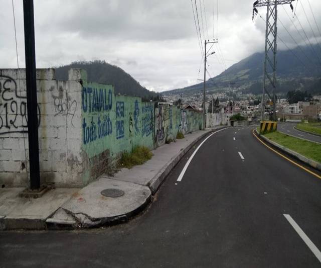 EN OTAVALO VENDO LOTE ESQUINERO