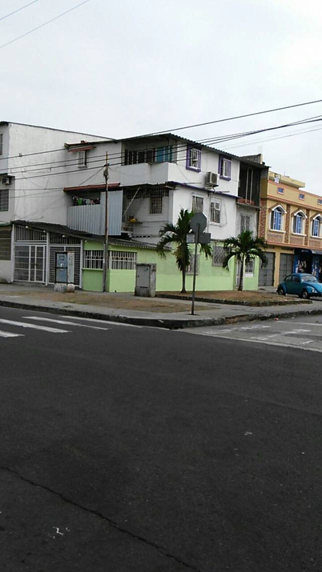 VENDO CASA DE 3 PLANTAS ACACIAS SUR DE GUAYAQUIL PRECIO NEGOCIABLE POR VIAJE