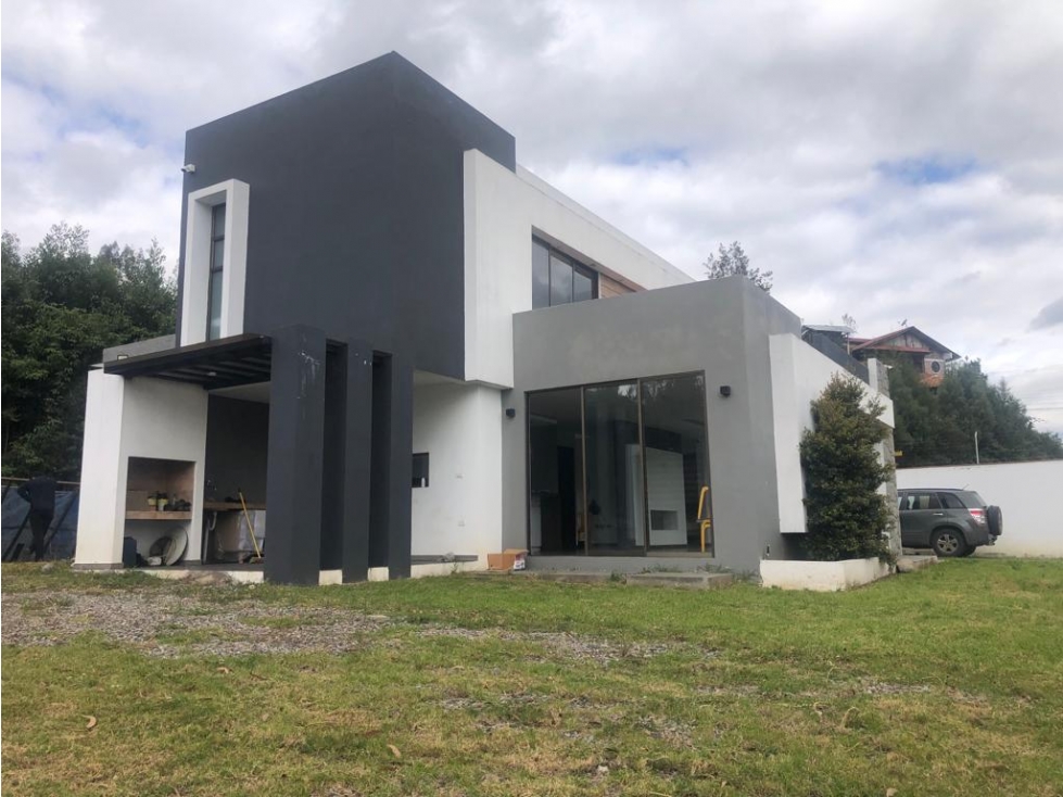 Moderna y amplia casa en Venta, El Valle, Cuenca Azuay.