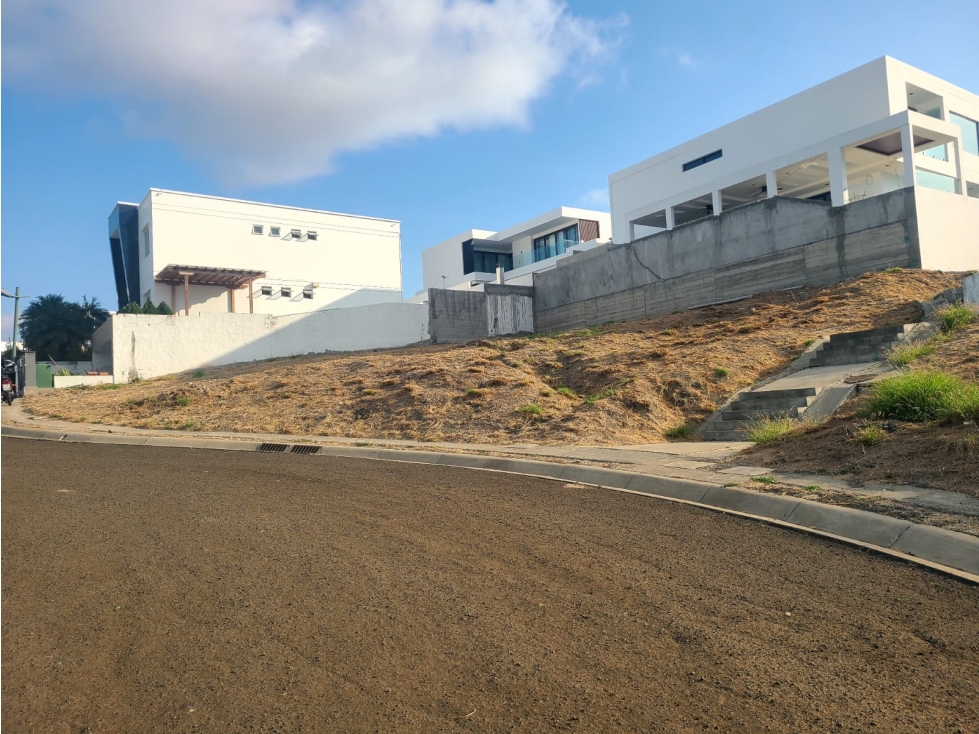 En venta terreno con vista al mar en Ciudad del mar Manta Ecuador.