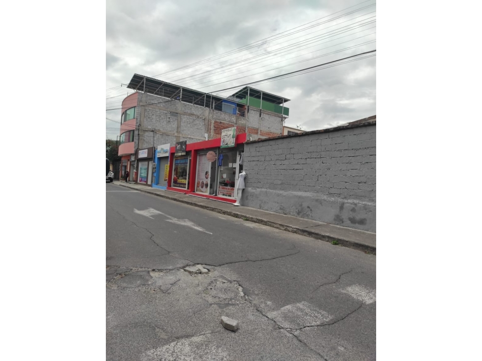 TUMBACO PARQUE CENTRAL PROPIEDAD COMERCIAL ESQUINERA  EN VENTA