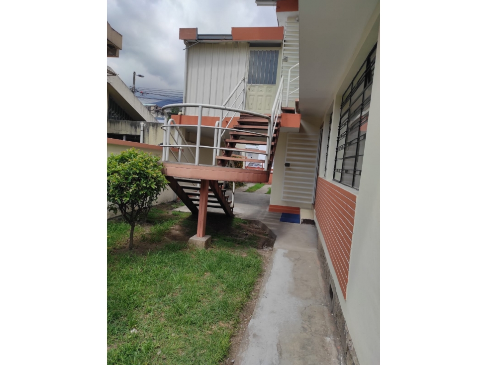 QUITO, MARIANA DE JESÚS, VENDO CASA COMERCIAL INDEPENDIENTE