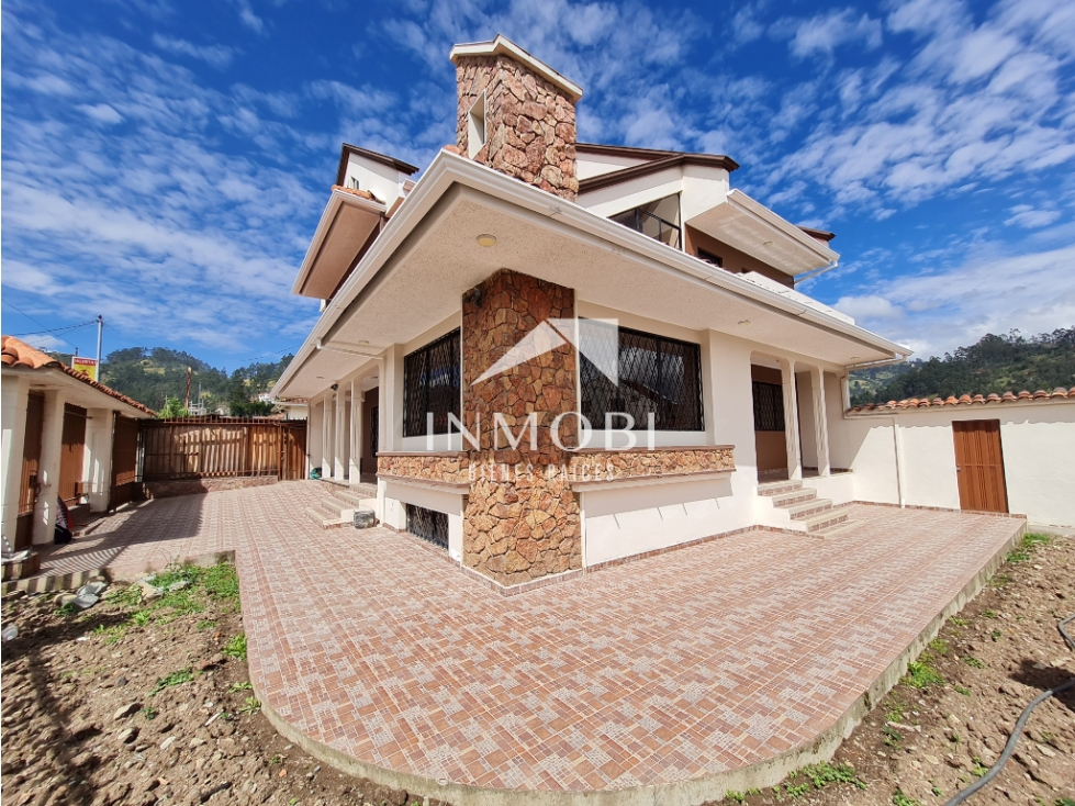 Casa Amplia En Venta en Cuenca, Sector Huizhil