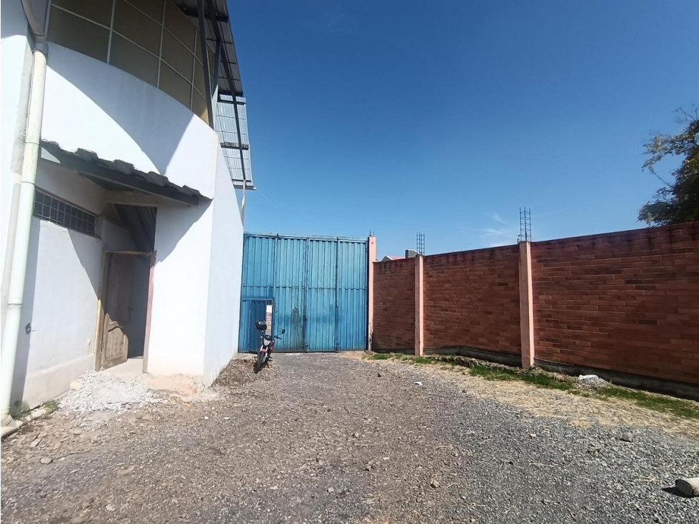 Arriendo Local Amplio con Bodegas y Parqueo Cuenca