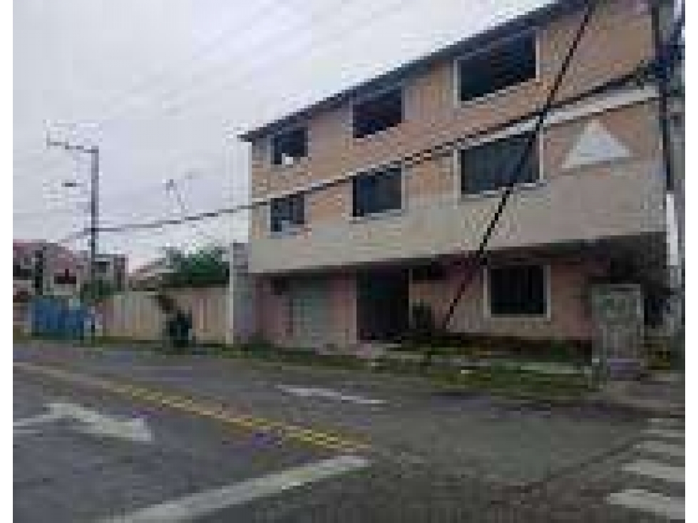 EDIFICIO ESQUINERO EN CALLE PRINCIPAL DE LA GARZOTA