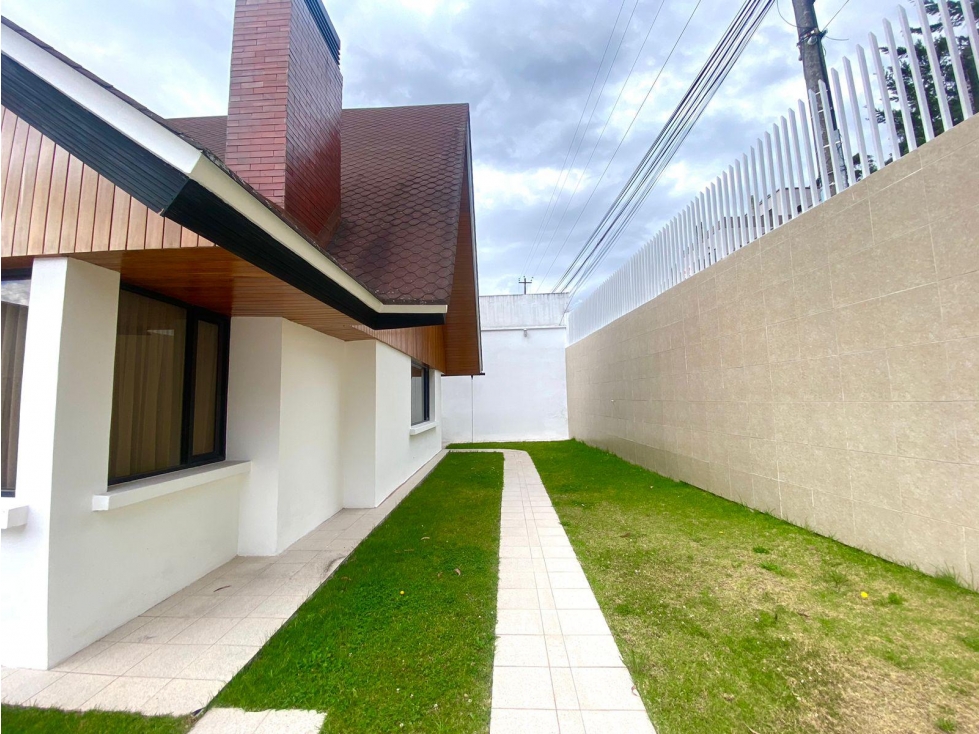 El Batán, Casa en en venta, 272 m2, 4 habitaciones, 3 baños, 2 parqueaderos