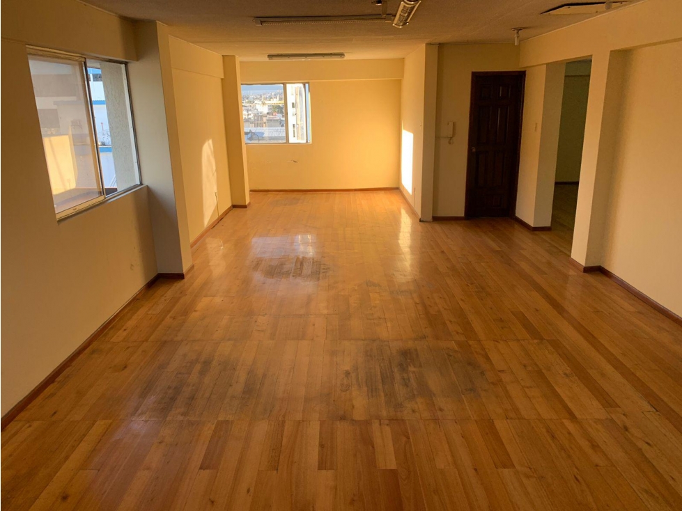 Gaspar de Villarroel , Oficina en renta, 100 m2, 7 ambientes, 2 baños, 1 parqueadero