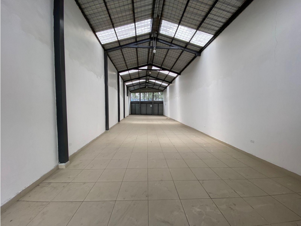 Calderón, Local Comercial en renta, 140 m2, 1 ambiente, 1 baño, 2 parqueaderos