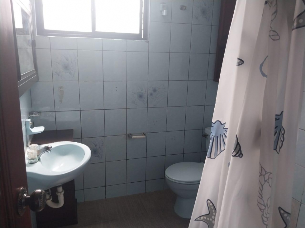 Vendo Casa Grande ampliada en el Sector de los Laureles $112,000