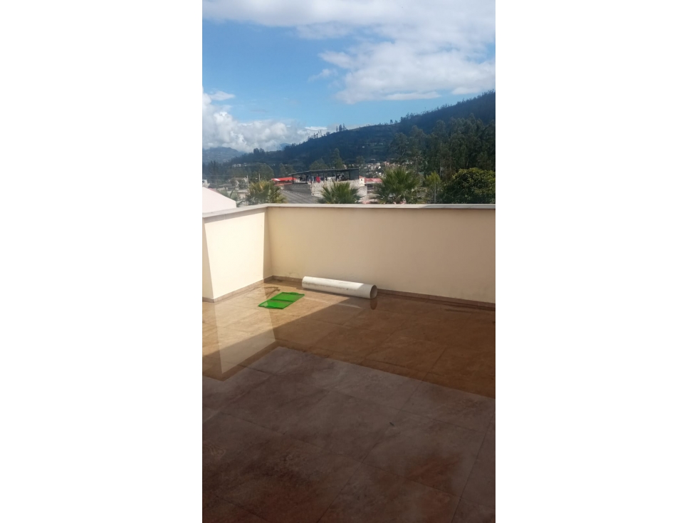 CASA EN CONJUNTO EN OTAVALO