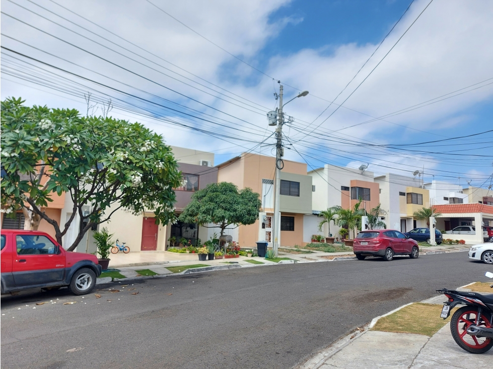 Ciudad del Sol, sur de Manta Vendo Casa reformada de 4 dormitorios