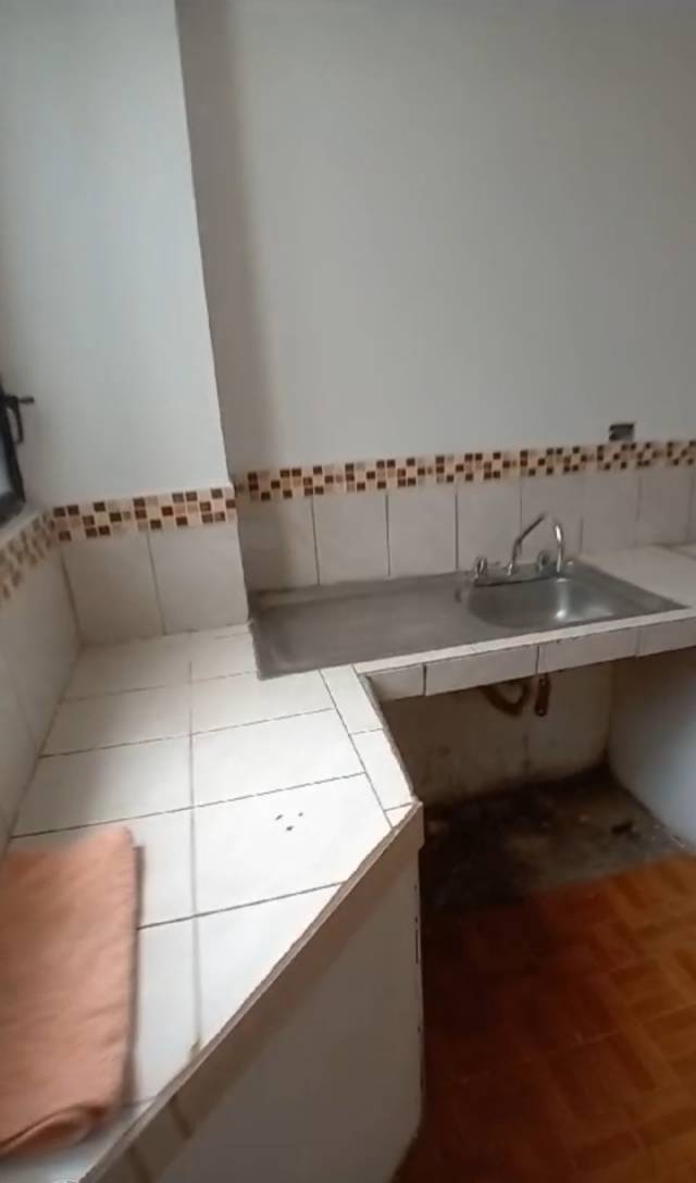 Se vende una casa con dos locales uno con departamento.