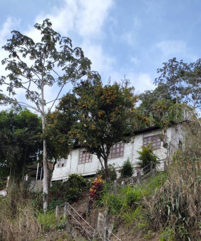 TERRENO CON CASA POR REMODELAR